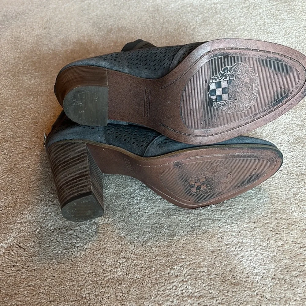 Vince Camuto perforated gray suede block heel boots size 8.5 - Picture 3 of 10